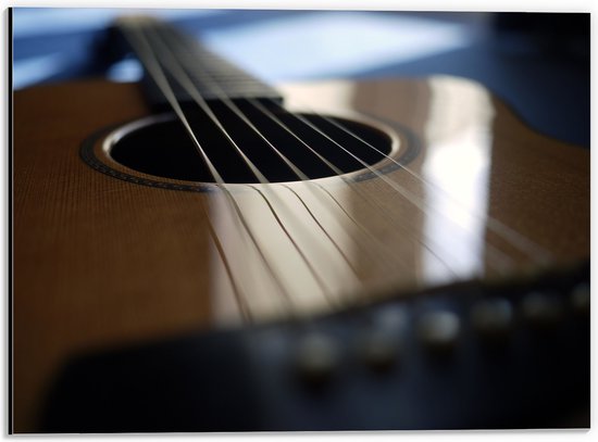 Dibond - Close-up van de Snaren van een Houten Gitaar - 40x30 cm Foto op Aluminium (Wanddecoratie van metaal)