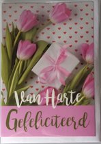 Van harte gefeliciteerd! Een lieve kaart met hartjes en tulpen in een roze kleur. Een geschikte kaart om te geven bij een verjaardag. Een dubbele wenskaart inclusief envelop en in folie verpakt.