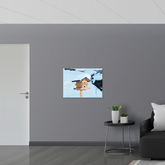 Dibond - Dikke Laag Sneeuw in Houten Vogelhuisje - 80x60 cm Foto op Aluminium (Wanddecoratie van metaal)