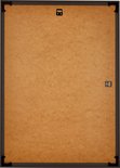 Achterkant van een antracietkleurige fotolijst met een bruine hardboard achterwand en ophanghaakjes.
