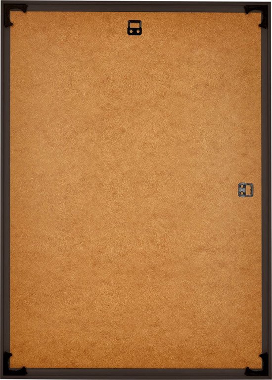 Achterkant van een antracietkleurige fotolijst met een bruine hardboard achterwand en ophanghaakjes.