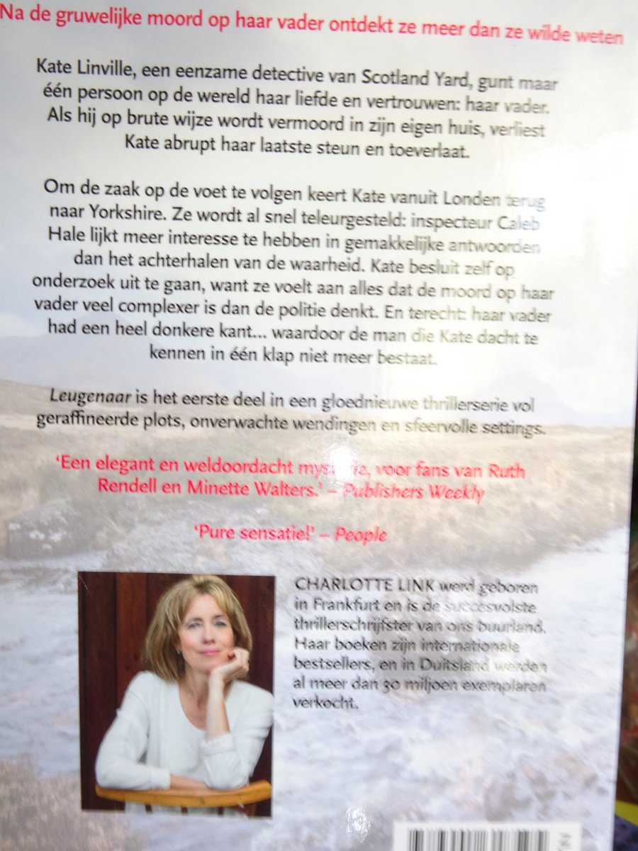 Achterkant boek 'Leugenaar' van Charlotte Link. Foto van de auteur Charlotte Link. Tekst over het boek.