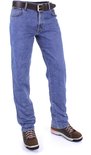 Een taille-omhoog opname van een model in een blauwe Wrangler jeans, met een bruine riem en bruine schoenen.