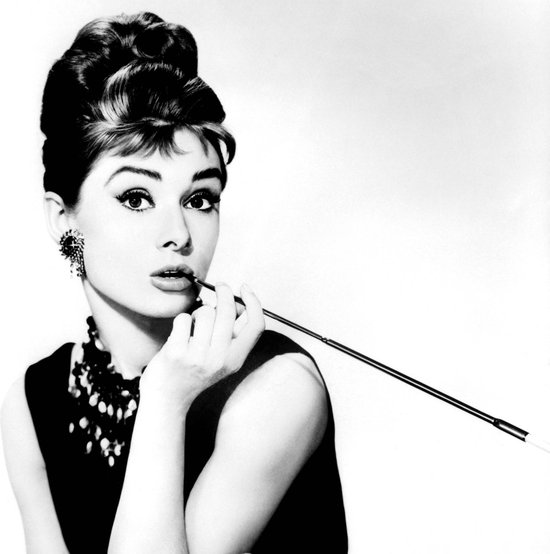 Tuinposter - Filmsterren / Retro - Audrey Hepburn in wit / grijs /zwart - 160 x 160 cm.