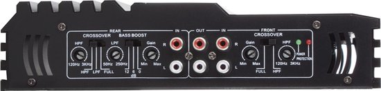 Zwarte autoversterker met 'REAR CROSSOVER', 'BASS BOOST', 'FRONT CROSSOVER', 'POWER PROTECTION'.