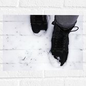 Muursticker - Zwarte Laarzen in de Sneeuw - 40x30 cm Foto op Muursticker