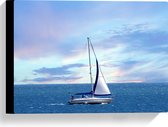 Canvas - Witte Zeilboot Varend over de Oceaan onder Bewolkte Lucht - 40x30 cm Foto op Canvas Schilderij (Wanddecoratie op Canvas)