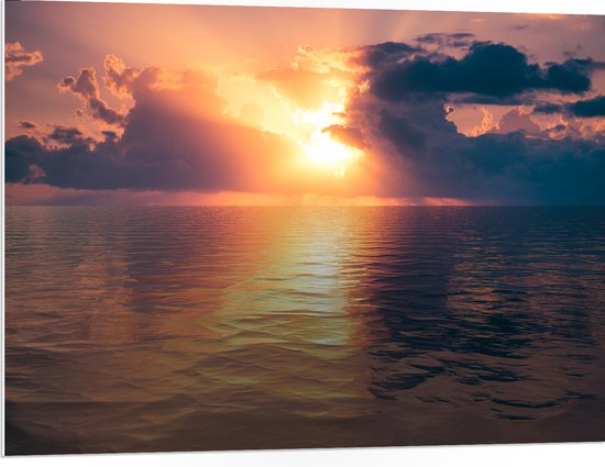 PVC Schuimplaat- Zon Verdwijnend achter de Wolken boven Kalme Zee - 100x75 cm Foto op PVC Schuimplaat