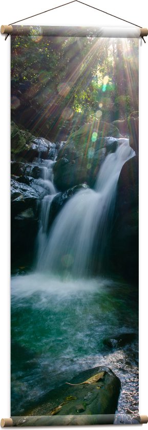 Textielposter - Zonnestralen Vallend op Waterval in Bos - 40x120 cm Foto op Textiel