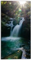 Dibond - Zonnestralen Vallend op Waterval in Bos - 50x100 cm Foto op Aluminium (Wanddecoratie van metaal)