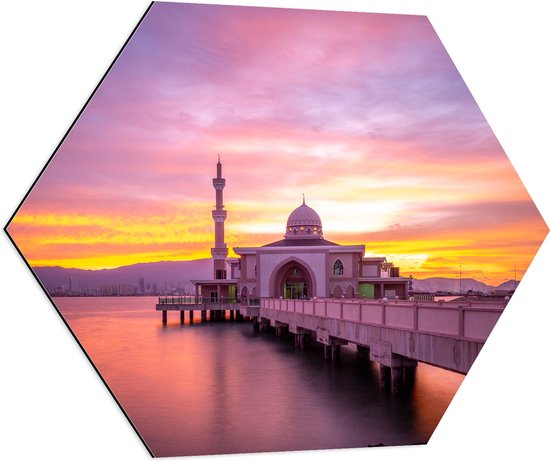 Dibond Hexagon - Zon Verdwijnend Achter Surau Terapung Penang Port Moskee, Malesië - 70x60.9 cm Foto op Hexagon (Met Ophangsysteem)