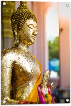 Tuinposter – Zijaanzicht van Goudkleurige Boeddha - 50x75 cm Foto op Tuinposter (wanddecoratie voor buiten en binnen)