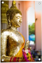Tuinposter – Zijaanzicht van Goudkleurige Boeddha - 40x60 cm Foto op Tuinposter (wanddecoratie voor buiten en binnen)