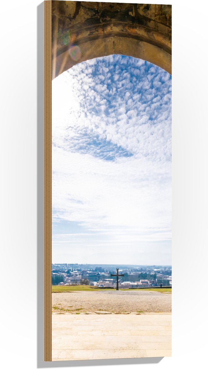 Hout - Zon door Sluierbewolking op Ingang van Stenen Tempel - 30x90 cm - 9 mm dik - Foto op Hout (Met Ophangsysteem)