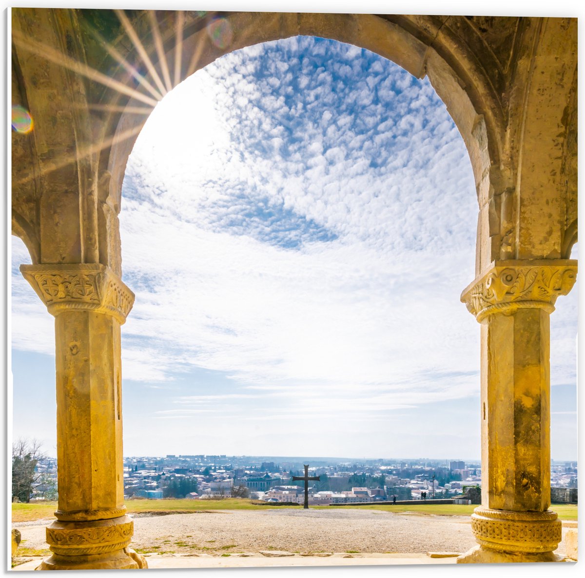PVC Schuimplaat- Zon door Sluierbewolking op Ingang van Stenen Tempel - 50x50 cm Foto op PVC Schuimplaat