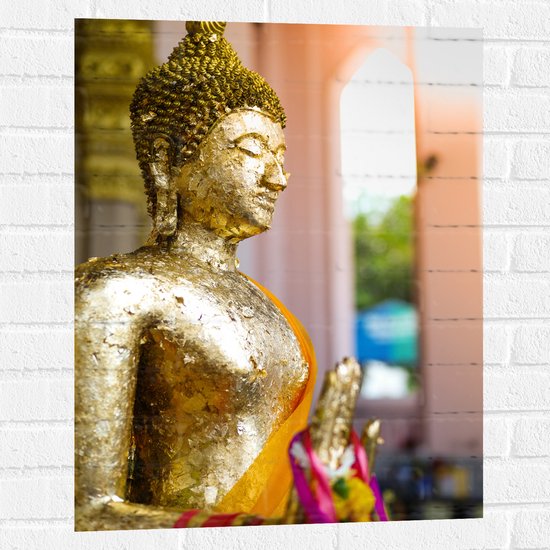 Muursticker - Zijaanzicht van Goudkleurige Boeddha - 60x80 cm Foto op Muursticker