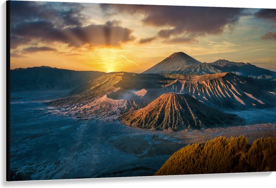 Canvas - Zonsondergang verdwijnend achter Bergen in Vulkaangebied - 150x100 cm Foto op Canvas Schilderij (Wanddecoratie op Canvas)