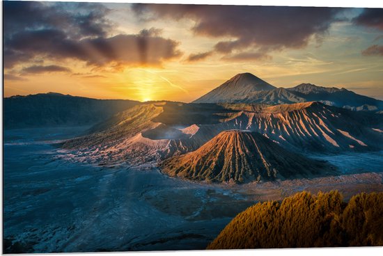 Dibond - Zonsondergang verdwijnend achter Bergen in Vulkaangebied - 90x60 cm Foto op Aluminium (Wanddecoratie van metaal)