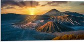 Dibond - Zonsondergang verdwijnend achter Bergen in Vulkaangebied - 100x50 cm Foto op Aluminium (Wanddecoratie van metaal)