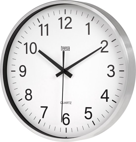 Gedetailleerde weergave van de zilverkleurige wandklok met witte wijzerplaat. Zwarte cijfers en zwarte wijzers.