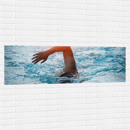 Muursticker - Zwemmende Man in het Blauwe Water - 150x50 cm Foto op Muursticker