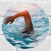 Muursticker Cirkel - Zwemmende Man in het Blauwe Water - 20x20 cm Foto op Muursticker