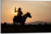 Dibond - Zonsondergang achter Cowboy op Bruin met Wit Paard met Geweer - 75x50 cm Foto op Aluminium (Wanddecoratie van metaal)