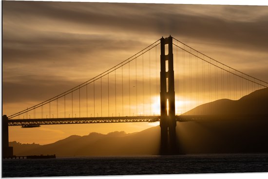 Dibond - Zonsondergang achter Hangbrug Golden Gate Bridge - 90x60 cm Foto op Aluminium (Met Ophangsysteem)