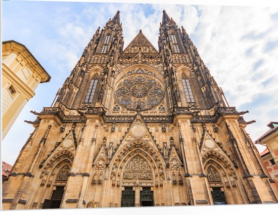 PVC Schuimplaat - Vooraanzicht van de Kathedraal van Praag onder Sluierbewolking - 100x75 cm Foto op PVC Schuimplaat (Met Ophangsysteem)