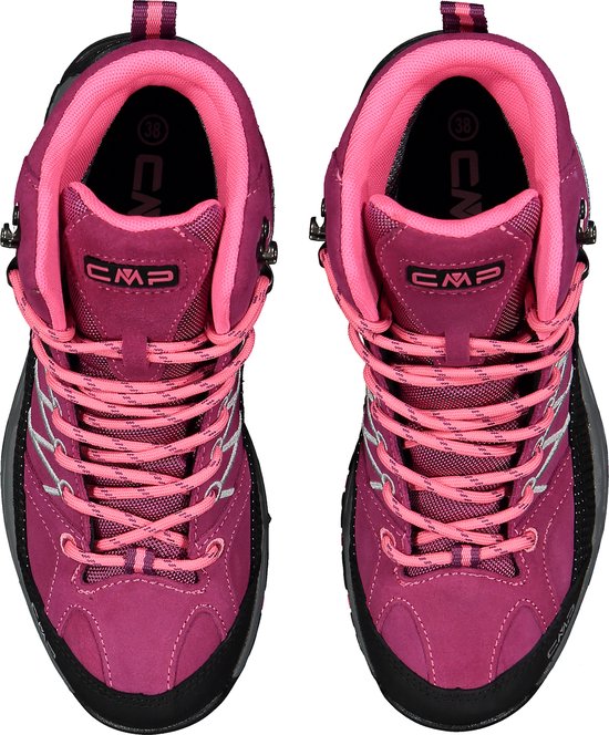 Dessus de deux chaussures de randonnée CMP roses avec lacets roses et logo.
