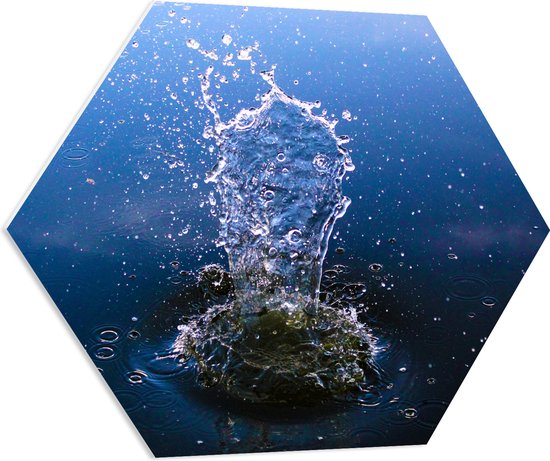 PVC Schuimplaat Hexagon - Water dat Omhoog Vliegt Nadat er Iets in is Gevallen - 80x69.6 cm Foto op Hexagon (Met Ophangsysteem)