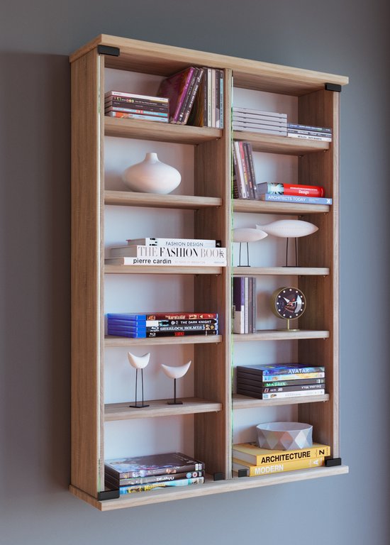 Une bibliothèque étroite et haute en bois clair, montée sur un mur gris foncé. Les six étagères sont remplies de livres, CD et décorations.
