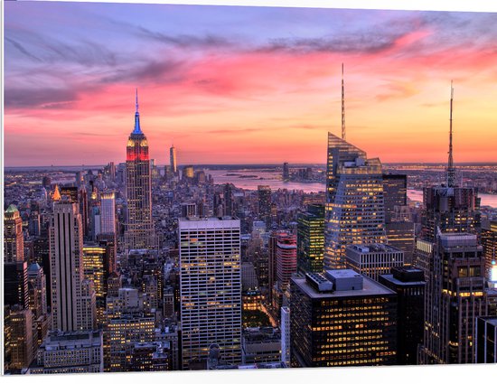 WallClassics - PVC Schuimplaat - Uitzicht over de Stad New York bij Zonsopkomst - 100x75 cm Foto op PVC Schuimplaat (Met Ophangsysteem)