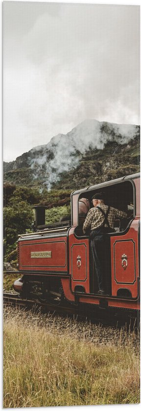 Vlag - Oude Machinist op Traditionele Rode Trein door Landschap - 30x90 cm Foto op Polyester Vlag