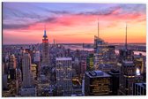 WallClassics - Dibond - Uitzicht over de Stad New York bij Zonsopkomst - 60x40 cm Foto op Aluminium (Met Ophangsysteem)