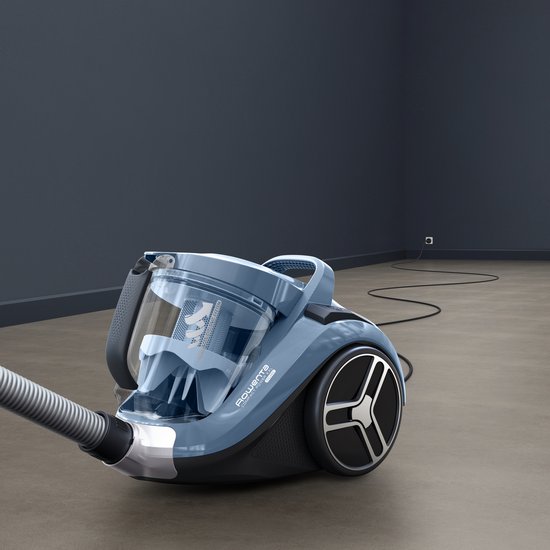 Aspirateur Rowenta bleu branché à une prise électrique.