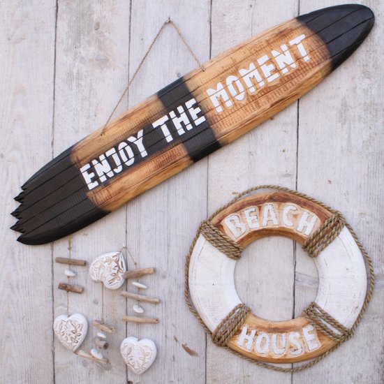 Houten surfplank met tekst 'Enjoy the moment', houten ring met 'Beach House' en hartjesmobiel van drijfhout.