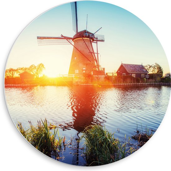 WallClassics - PVC Schuimplaat Muurcirkel - Zonlicht langs Hollandse Molen aan het Water - 50x50 cm Foto op Muurcirkel (met ophangsysteem)