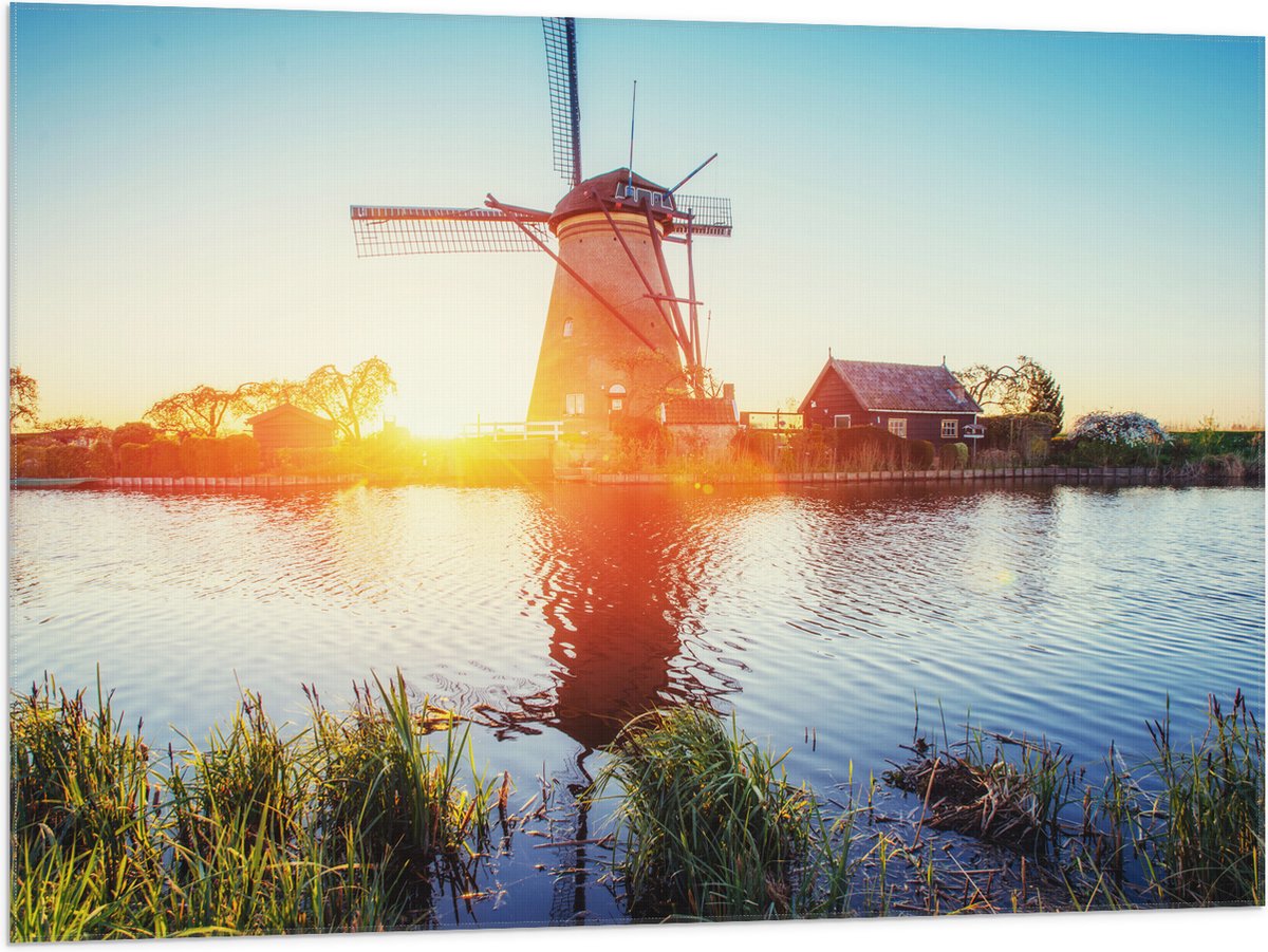WallClassics - Vlag - Zonlicht langs Hollandse Molen aan het Water - 100x75 cm Foto op Polyester Vlag