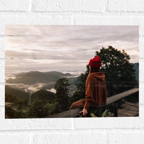 WallClassics - Muursticker - Vrouw op Ballustrade op Berg met Uitzicht over Natuur Landschap - 40x30 cm Foto op Muursticker