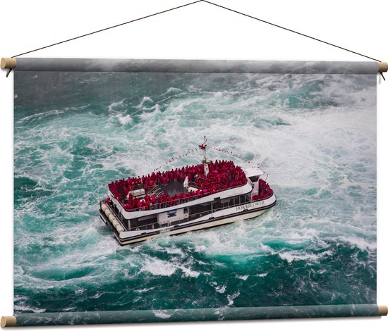 Textielposter - Boot vol Personen in Rode Pakken - 90x60 cm Foto op Textiel