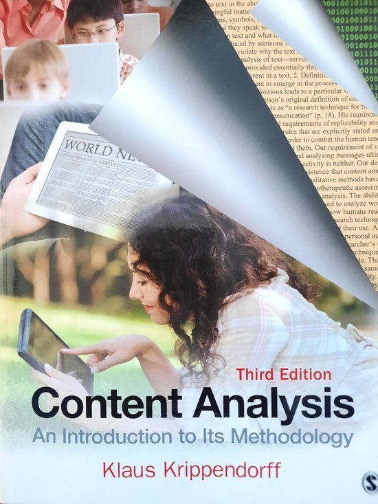 Une femme aux longs cheveux bruns, portant une blouse blanche et une écharpe à carreaux bleu clair, lit un livre intitulé "Content Analysis".