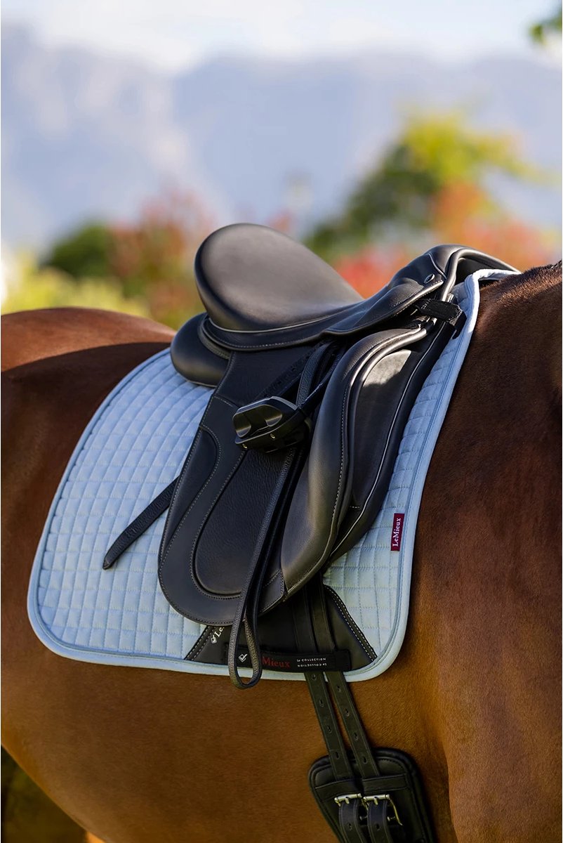 LeMieux Close Contact Tapis de Selle carré en Daim pour Chevaux, équipement et Accessoires d'équitation, Bleu Marine, Taille S/M