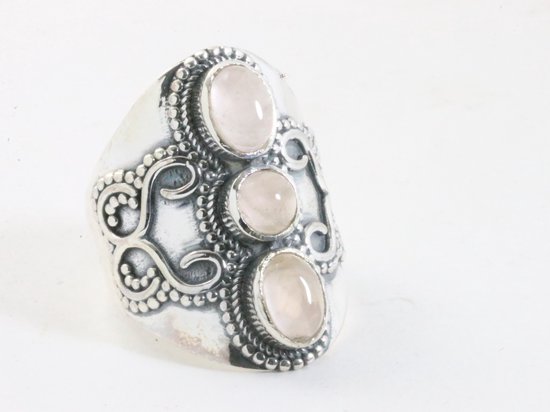 Zware bewerkte zilveren ring met 3 rozenkwarts stenen - maat 18
