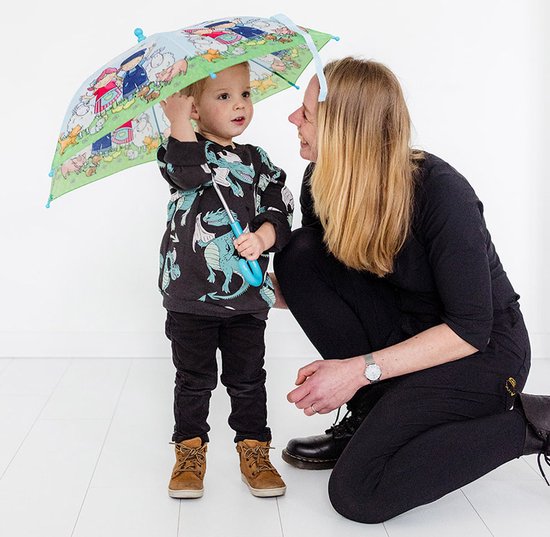 Jongen en vrouw onder open Fien & Teun kinderparaplu met boerderijtafereel.