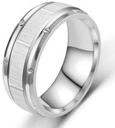 Gepolijste zilverkleurige ring met een geborsteld middendeel met fijne verticale lijnen.