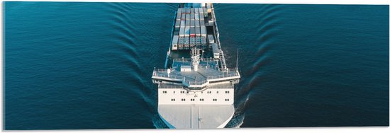 Acrylglas - Vooraanzicht van Groot Vrachtschip Varend op de Zee - 90x30 cm Foto op Acrylglas (Wanddecoratie op Acrylaat)