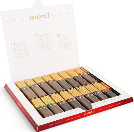 Een geopende Merci doos met 20 diverse chocoladerepen, elk individueel verpakt in goudkleurig papier met rode of blauwe accenten.