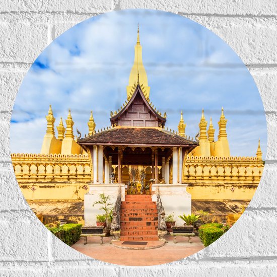 Muursticker Cirkel - Vooraanzicht van Pha That Luang Tempel in Vientiane onder Sluierbewolking, Laos - 40x40 cm Foto op Muursticker