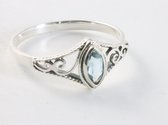 Fijne opengewerkte zilveren ring met blauwe topaas - maat 18
